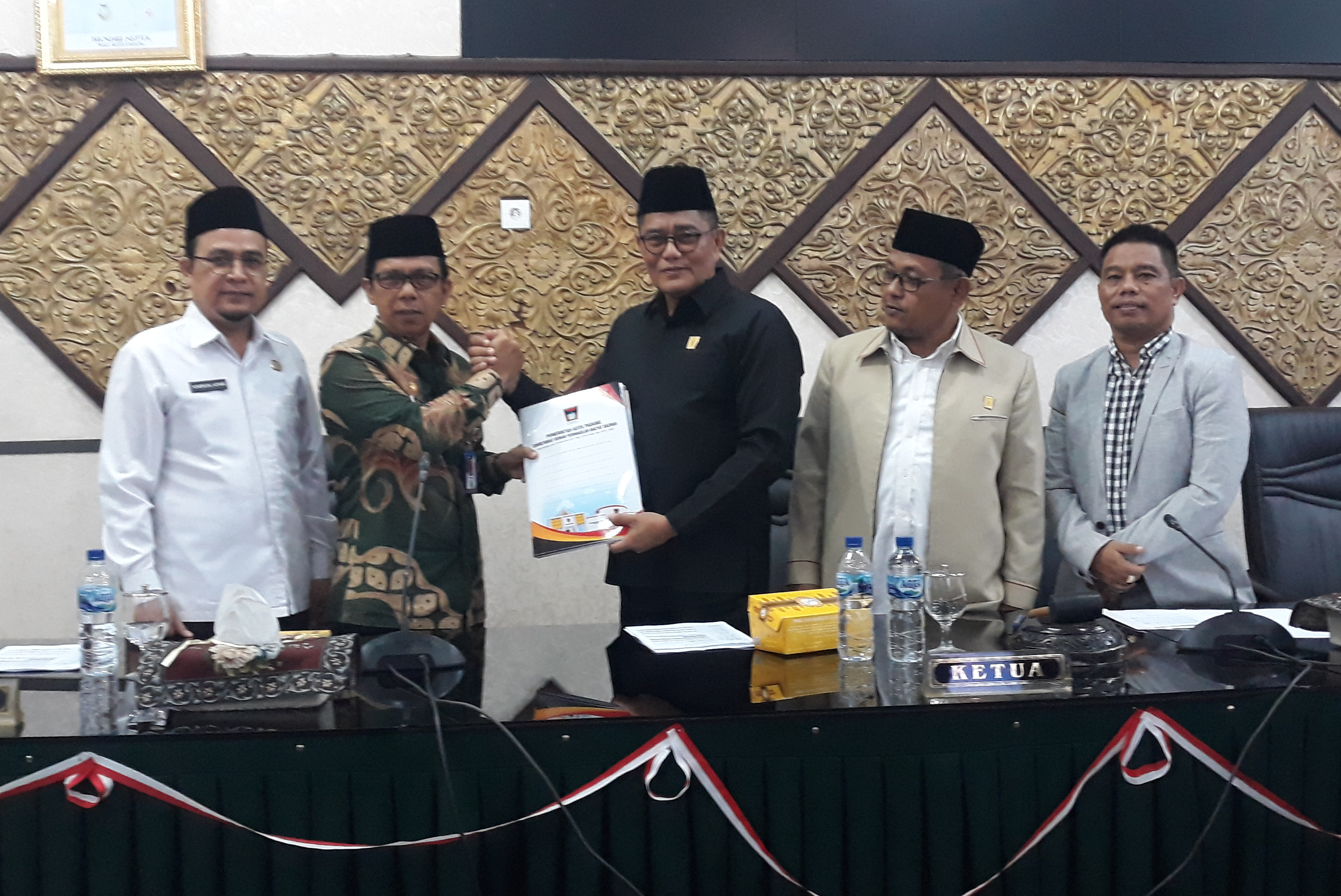 SERAHKAN - Ketua DPRD Padang Syafrial Kani serahkan laporan reses dan kunker komisi diterima Walikota Padang diwakili Asisten II.